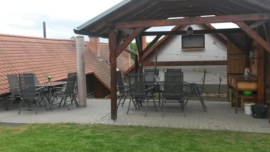 Sklep U Veselych Apartment Mutěnice Exterior foto
