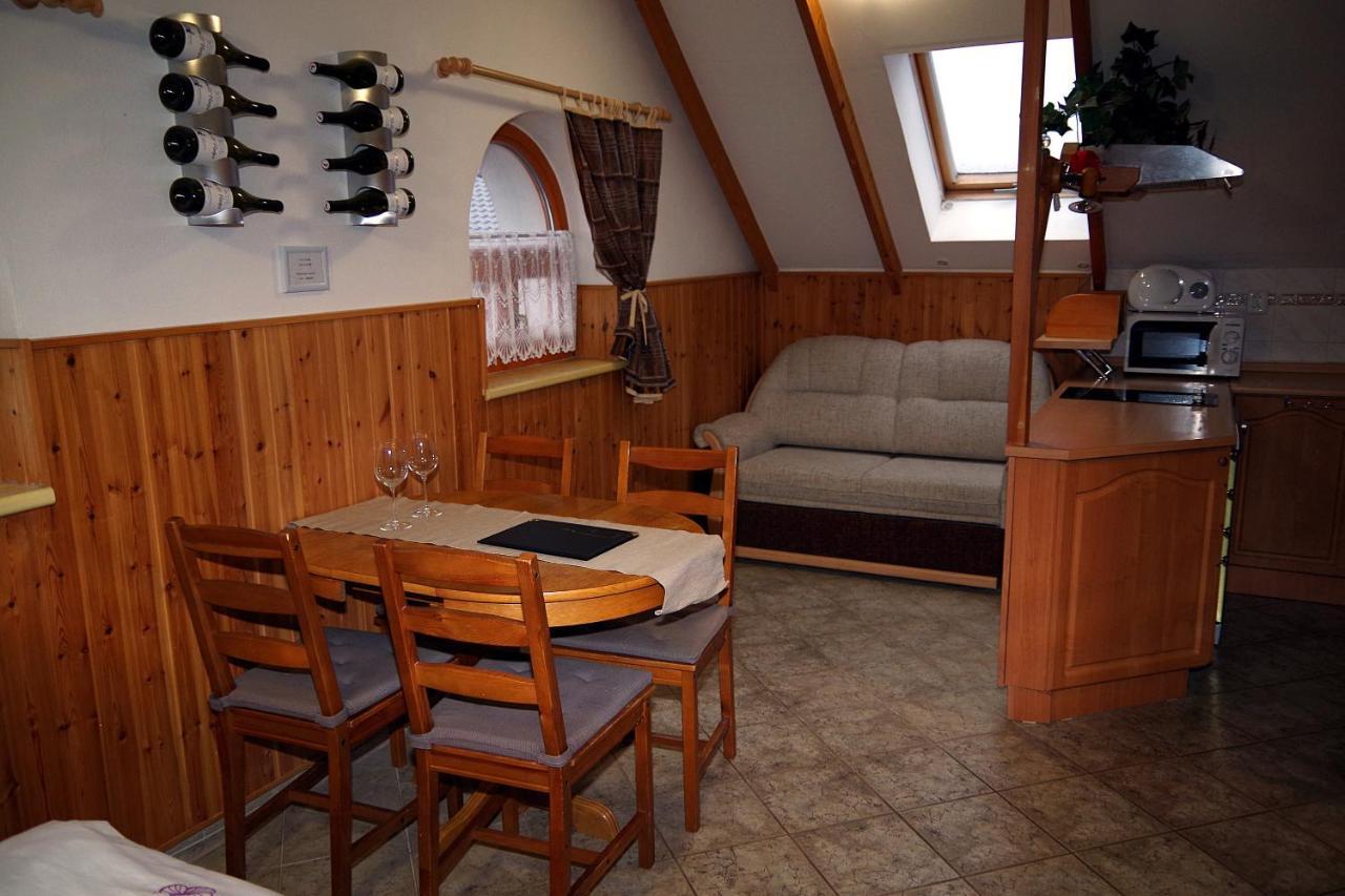 Sklep U Veselych Apartment Mutěnice Exterior foto