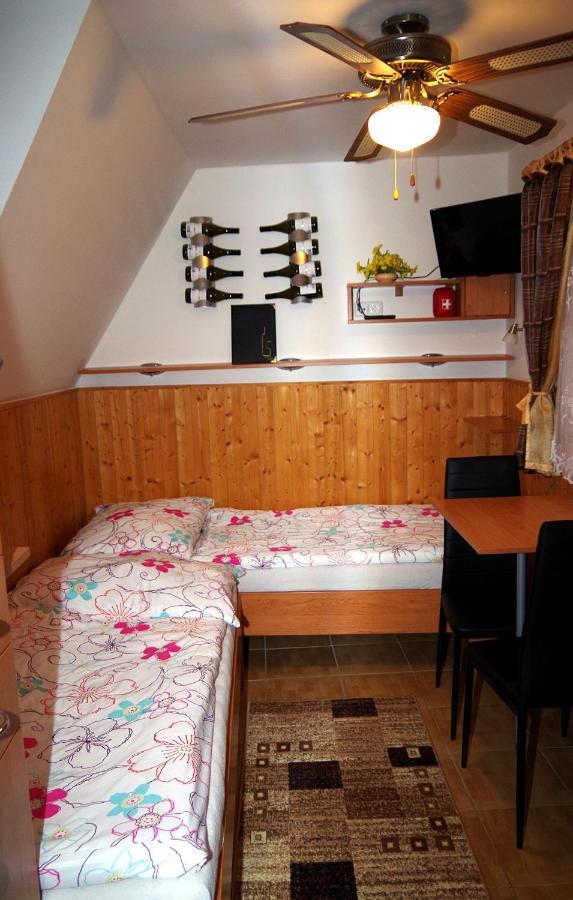 Sklep U Veselych Apartment Mutěnice Exterior foto