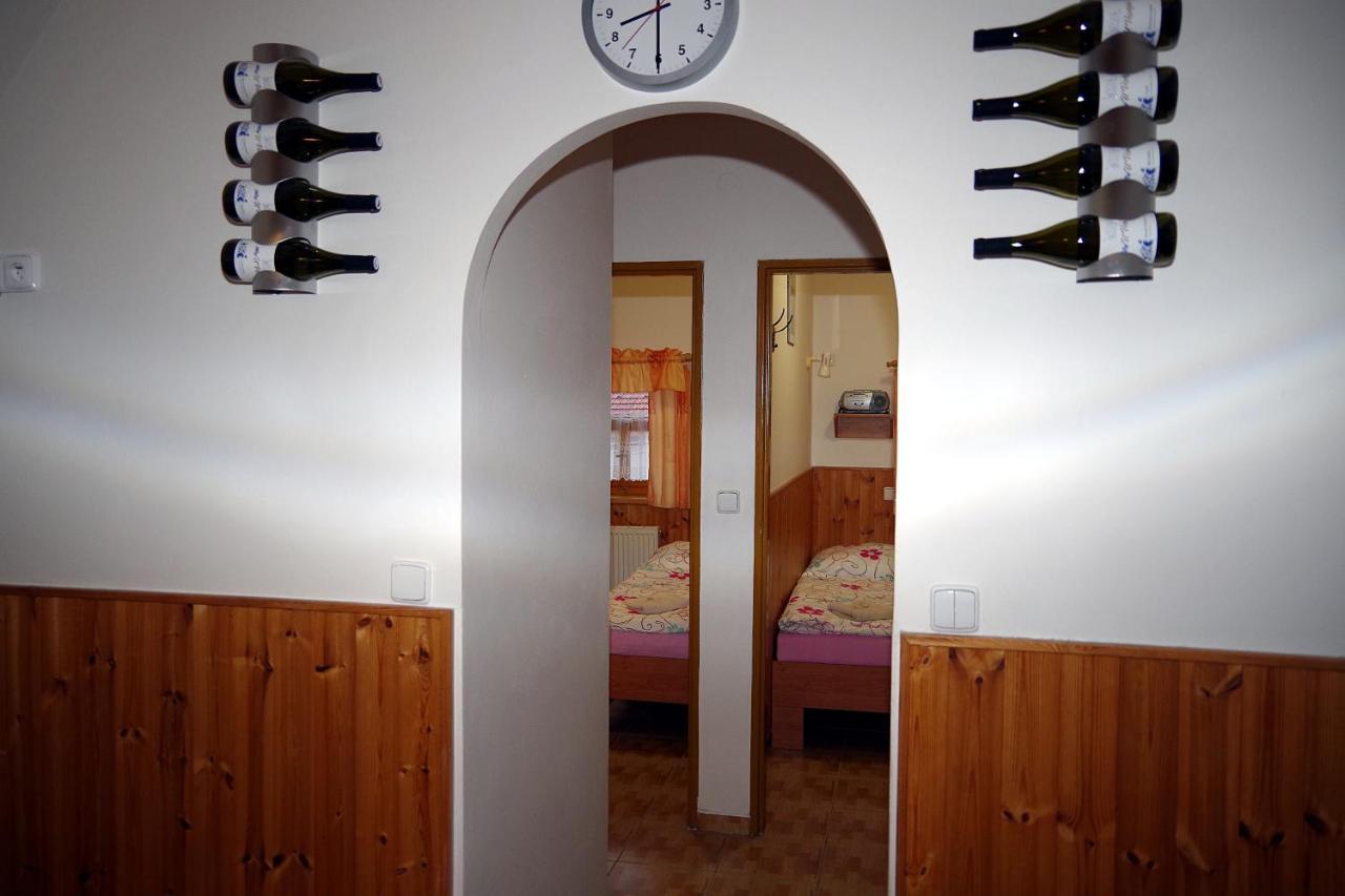 Sklep U Veselych Apartment Mutěnice Exterior foto